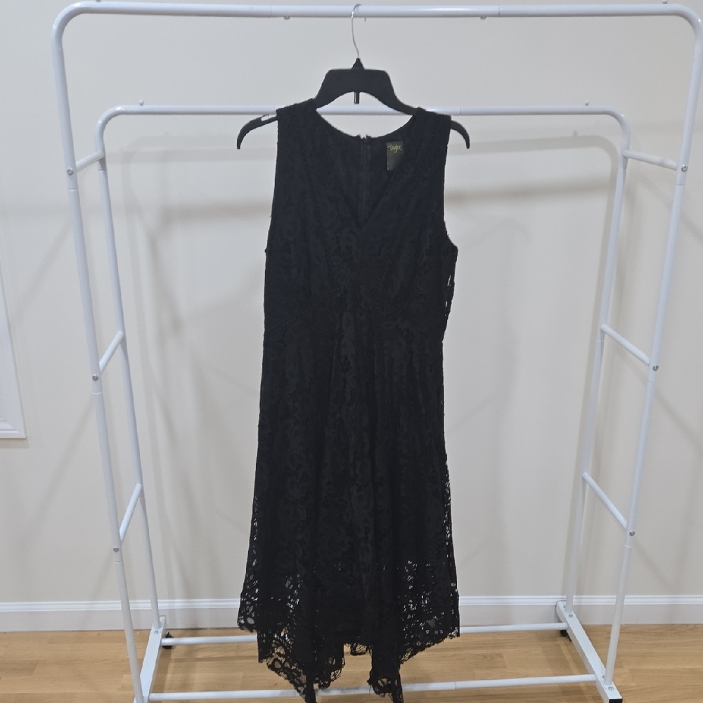 Chic Black High-Low Lace Dress